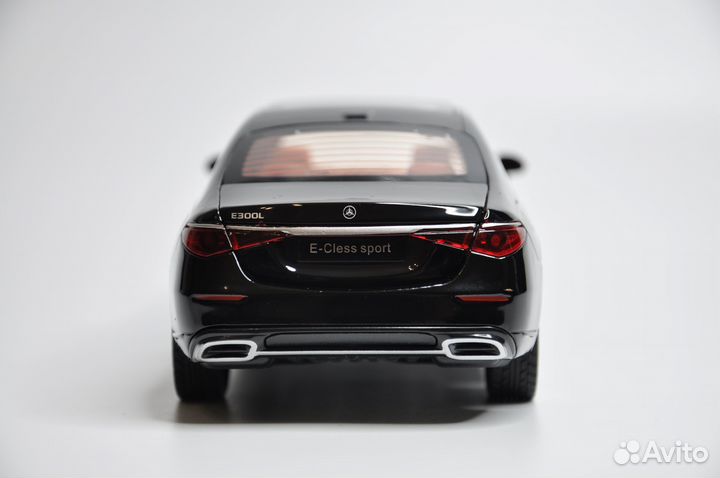 Модель автомобиля Mercedes-Benz E-Class L металл