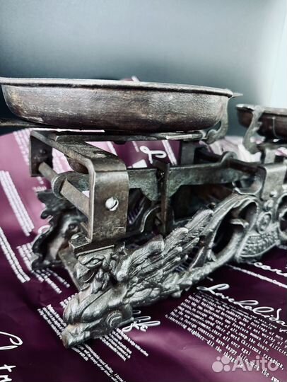 Старинные антикварные весы с чашами Европа