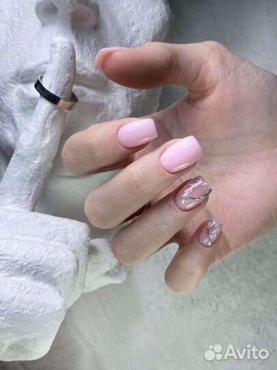 Маникюр в салоне