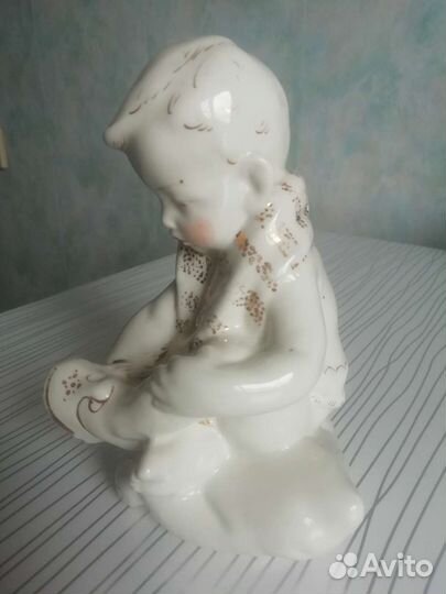 Фарфор СССР. Мальчик на подушке одевает сандали