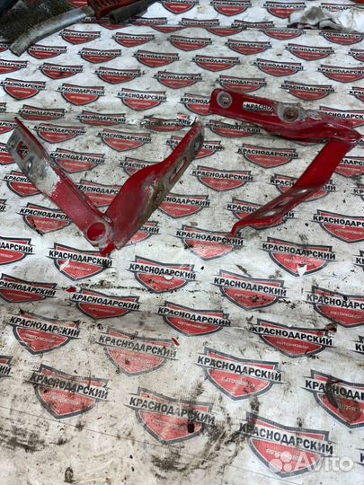 Крышка петли капота левая и правая передняя 6k0823