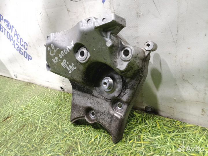 Кронштейн опоры двигателя правый Opel Insignia