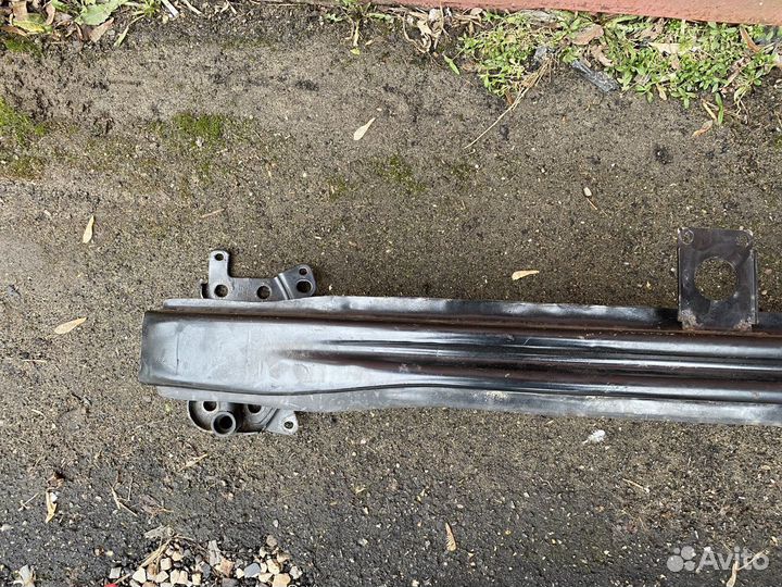 Усилитель переднего бампера Фольксваген Гольф 5