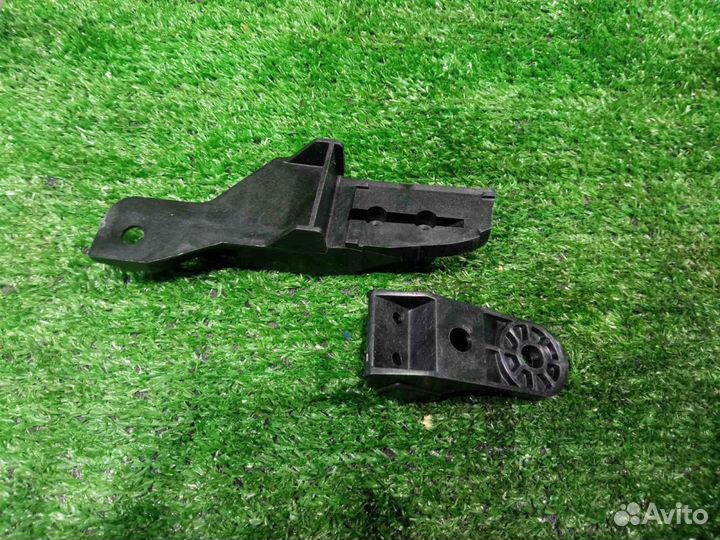 Кронштейн фары Pajero 4 (11-16) L