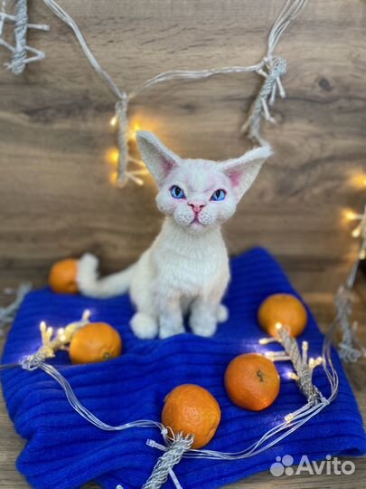 Итерьерная игрушка кошка породы девон-рекс