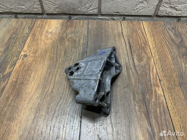 Audi Q7 (4L) Кронштейн опоры кпп АКПП