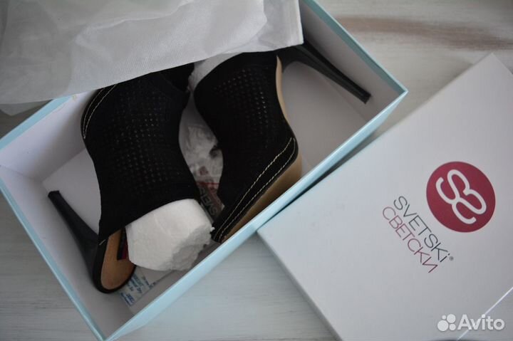 Босоножки на каблуке