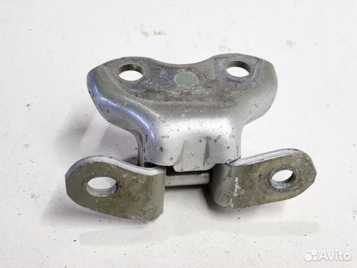 Петля двери нижняя передняя левая Toyota Camry