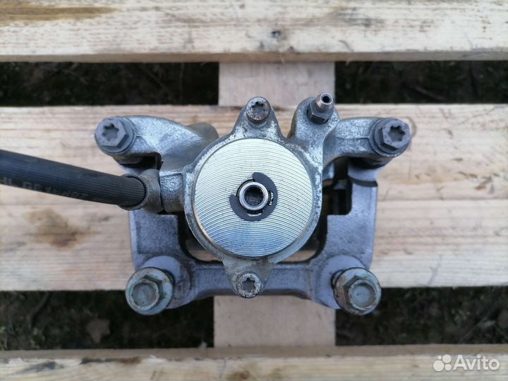 Задний левый тормозной суппорт мазда 6 GJ