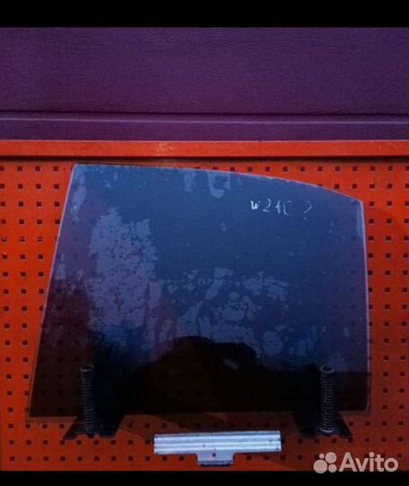 Стекло двери Mercedes Benz 210