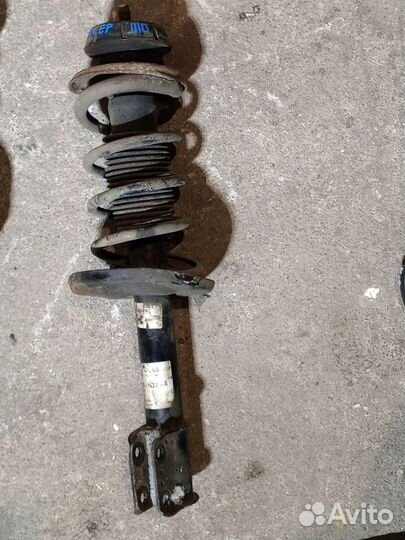 Стойка передняя на Рено Доккер 2018г