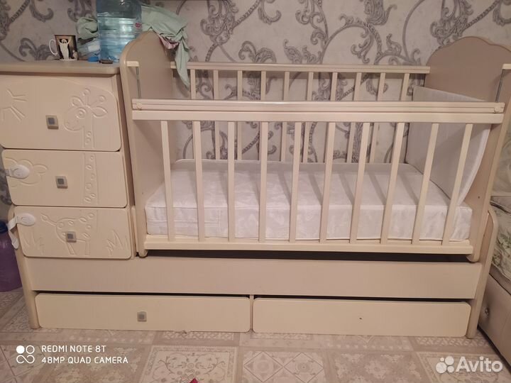 Детская кроватка с маятником