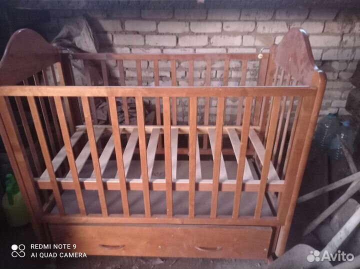 Детская кроватка с маятником и комодом