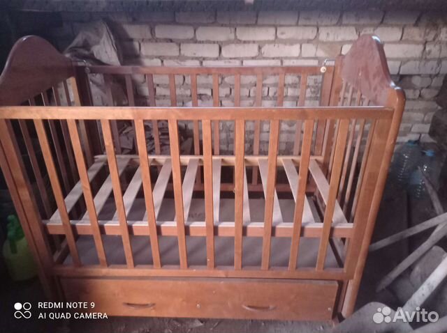 Детская кроватка с маятником и комодом