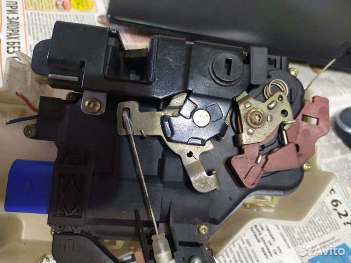 Замок задней левой двери фольксваген туарег 7 конт