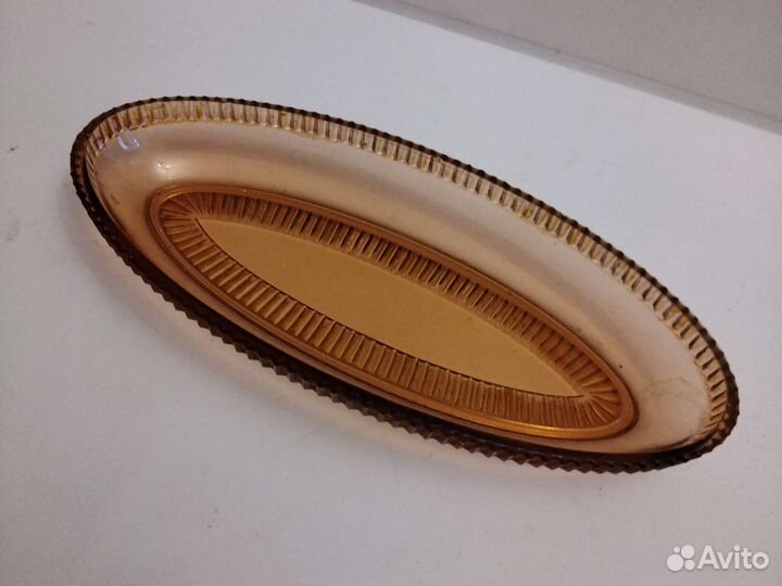 Два винтажных блюда под рыбу,карамельное стекло