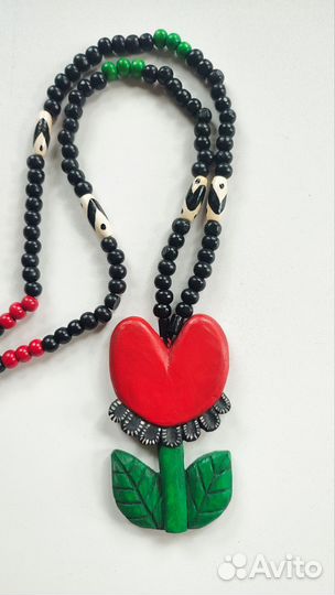 Длинные бусы с крупным цветком в бохо-стиле