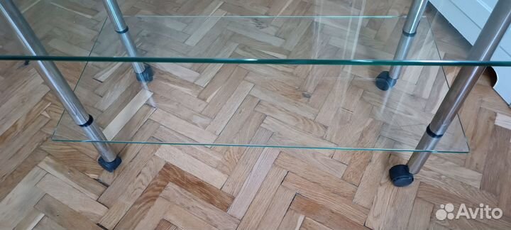 Столик стеклянный на колесиках