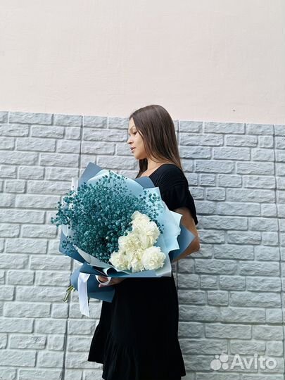 Букет с белыми диантусами и яркой гипсофилой