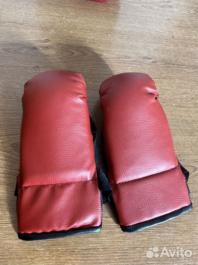 Боксерская груша с перчатками