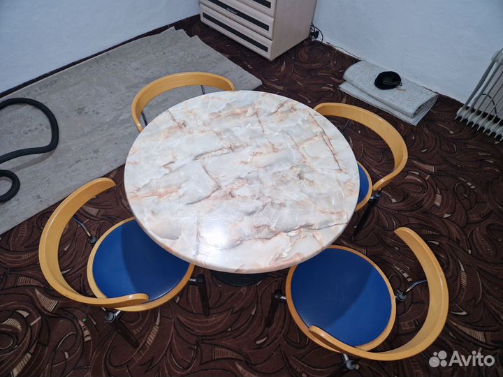 Стол и стулья