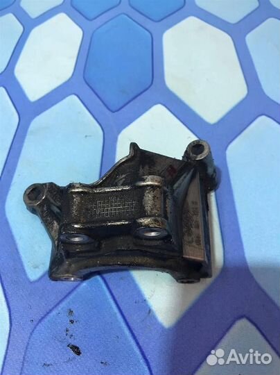 Кронштейн гидроусилителя руля 06E145393B