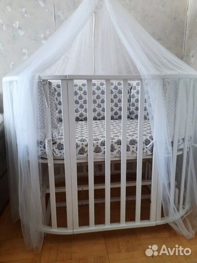 Детская кроватка с маятником