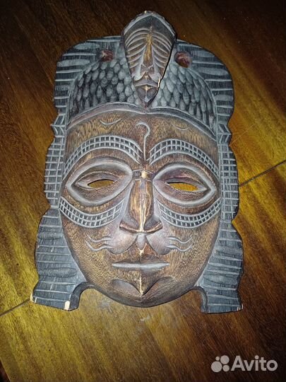 Маска африканская из красного дерева