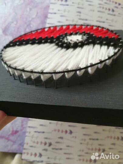 Картина из гвоздей и ниток Покебол