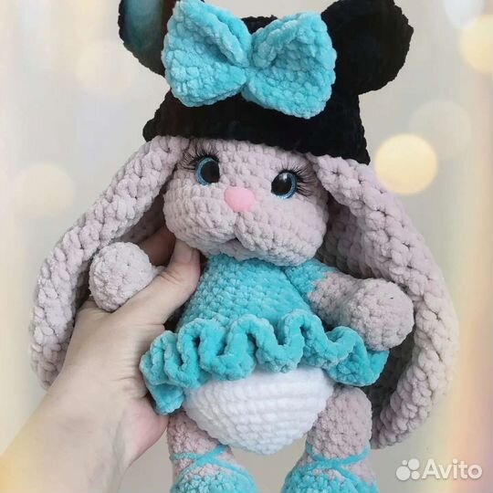 Вязаный зайчик. Ручная работа