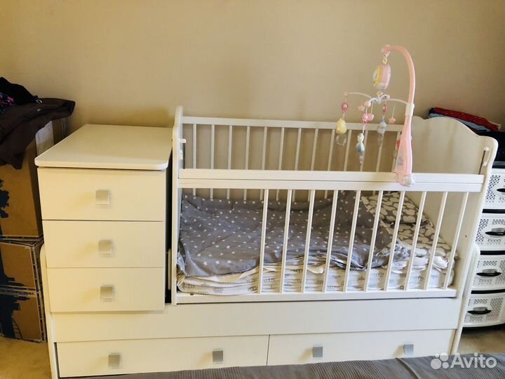 Детская кроватка с маятником, ящиками и комодом