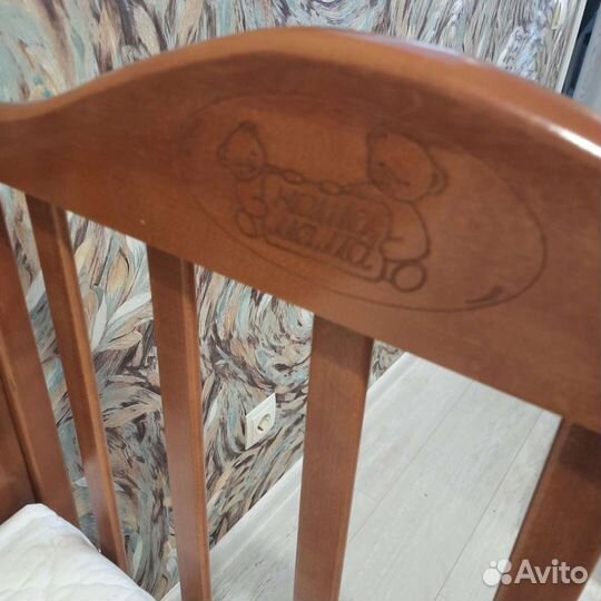 Детская кроватка с маятником