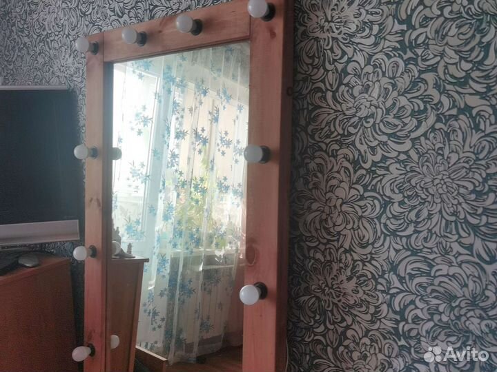 Гримерное зеркало с лампочками