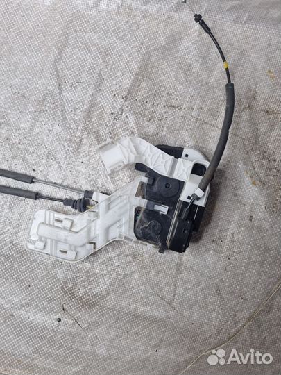 Замок двери задней левой Хендай Соната 6 YF