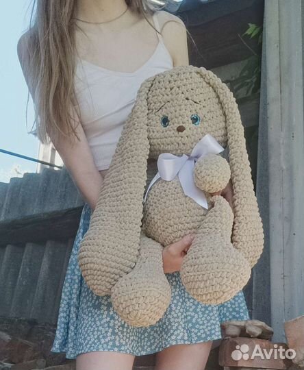 Плюшевый вязаный зайка