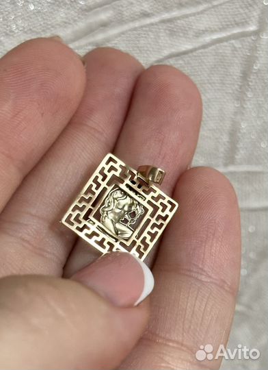 Золотая подвеска 