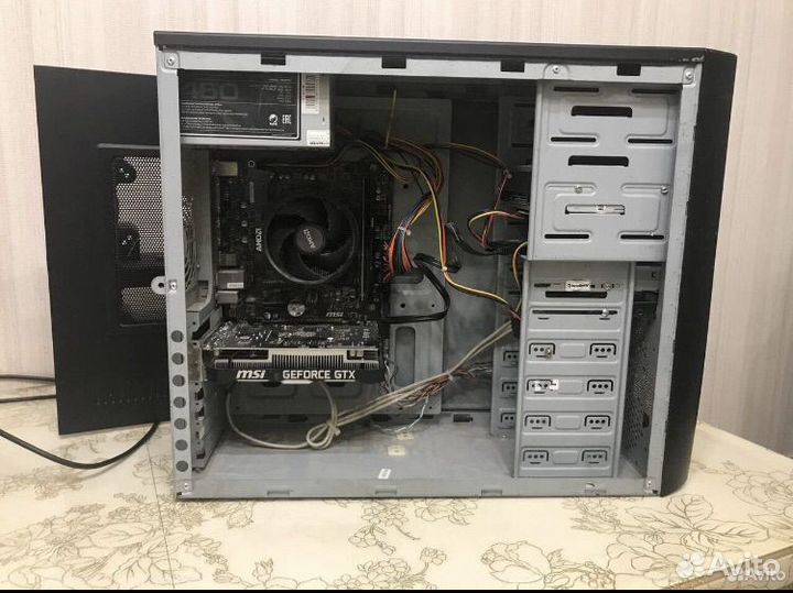 Игровой компьютер с монитором и клавиатурой