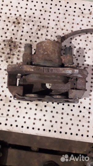 Суппорт передний правый Mazda 3 BL