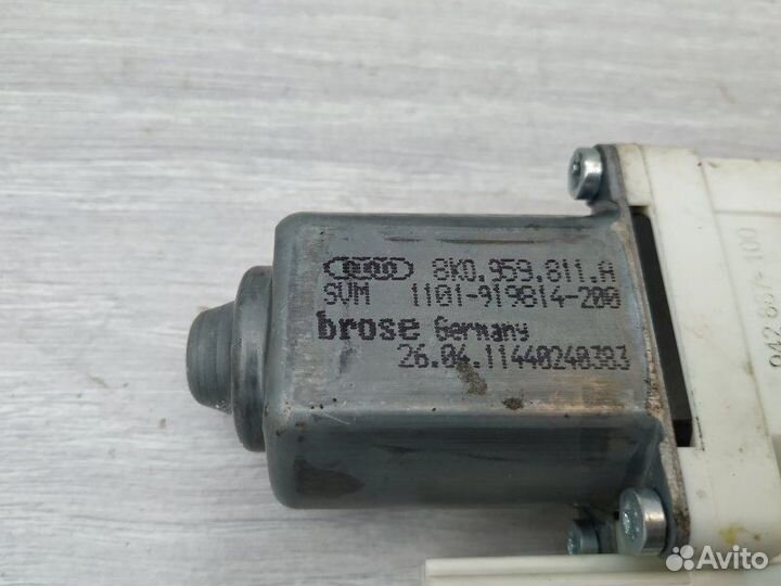 Моторчик задний правый 8K0959811A VW Touareg 2010