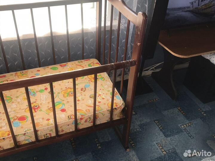 Детская кроватка с маятником