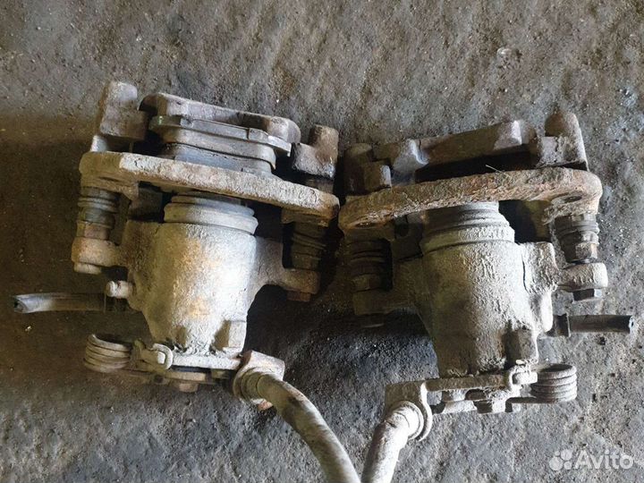 Задний левый суппорт митсубиси каризма