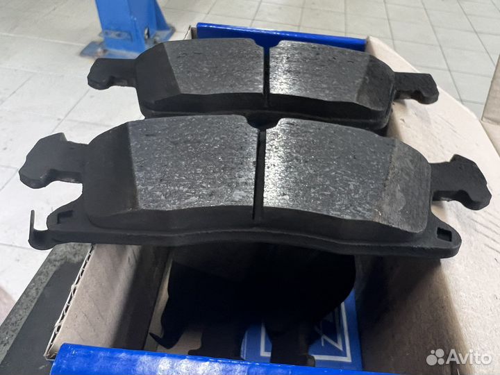 Колодки тормозные передние jeep grand cherokee wk2