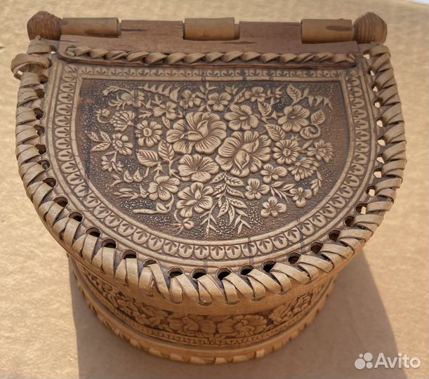 Шкатулка из бересты с резьбой и плетением