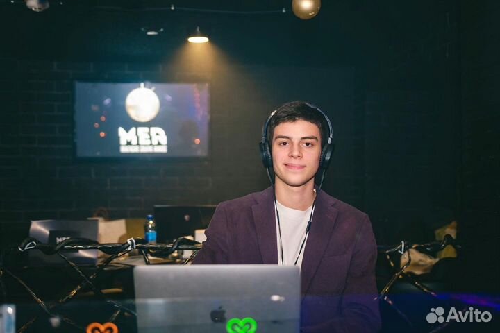 Диджей с оборудованием