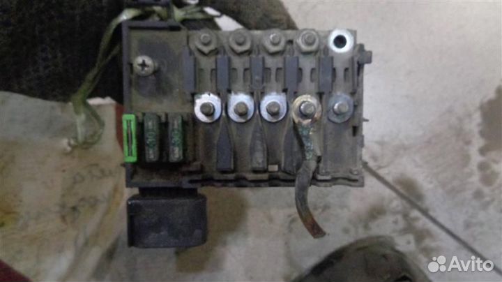 Блок предохранителей на аккумулятор Volkswagen Je