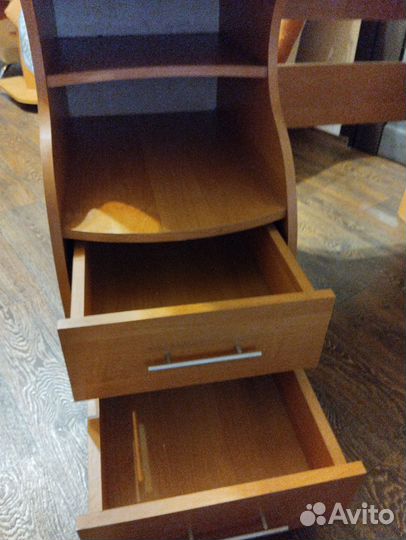 Туалетный столик с зеркалом