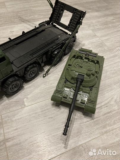 Военный тягач «Щит» с танком