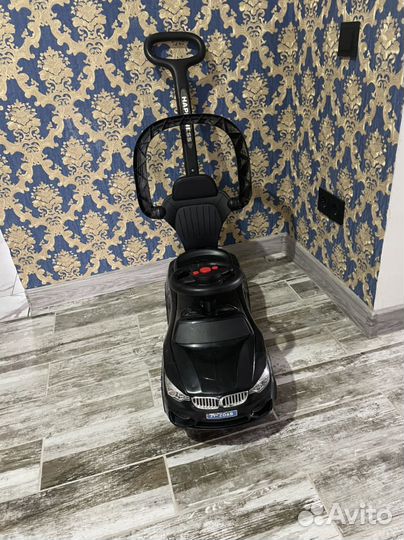 Детская машинка каталка с ручкой