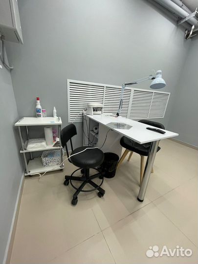 Маникюрный стол с вытяжкой