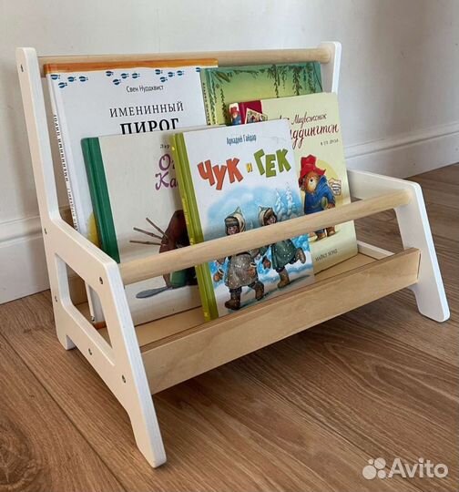 Детская книжная полка Монтессори